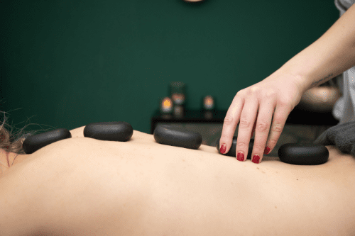 Hot stone massage - Massagensteine auf dem Rücken